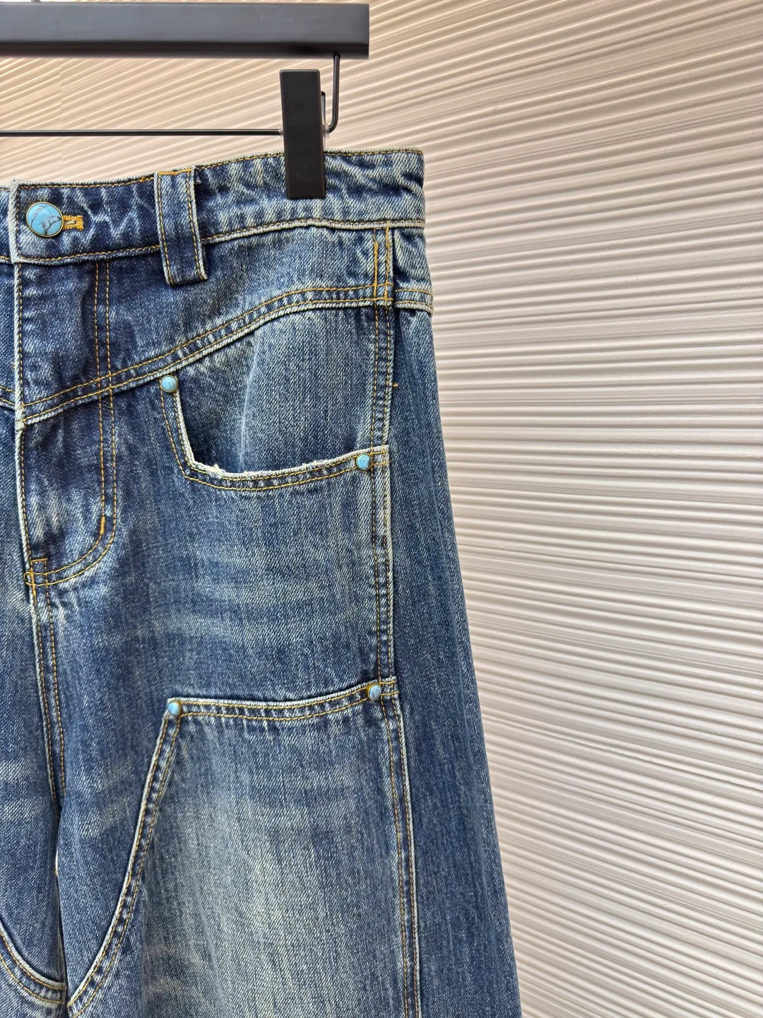 LOUIS VUITTON turquoise frayed work jeans ●Authentic product: Purchased and developed by 15699 ●Item number: 1680527-B35 ●Material: denim fabric ●Technology: frayed production ●Version: Loose fit ●Weight: about 985 grams ●Size: 30-32-34-36 ●Description: Using 7*7 weave 12.5 ounce denim cotton. The weight of the fabric after washing is approximately 420 grams. Wash the garments in batches of 20 pieces to make the color of the garments more even. The garment is frayed and the yeast wash adds to the feel. The access control buttons are made of turquoise material and are made from original molds. Each button features a laser engraved logo. The back leather label uses first-layer cowhide to embosse the icon, and the access zipper uses electroplated distressed I-heads. Made from Japanese washed denim, these jeans feature eye-catching topstitching in a chic wide-leg workwear style, LV logo embroidery on the back pocket, and the brand's exquisite craftsmanship on the ticket pocket and turquoise buttons at the waist. The overall wiring is straight and delicate, the fabric is comfortable and soft, and the color is consistent without color difference. It can be matched with the same style to create a fashionable look and control various occasions. Customized accessories, complete with three standards, same style for men and women!